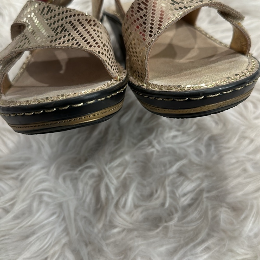 Alegria Dazzler Loti Gold Open Toe Wedge Sandal Slide Sz 38 - Picture 15 of 16